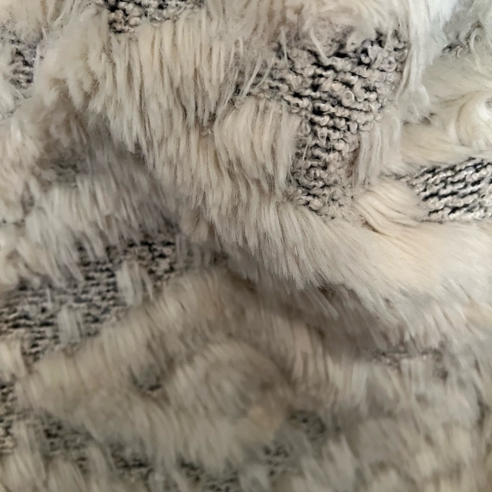 Anthropologie Amadi cream faux fur with black stitching vest in XL - Picture 7 of 7